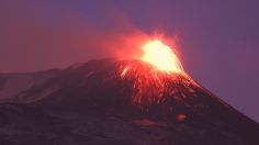 Volcán Etna tiene fenómeno extraordinario; lanza fumarola en forma de anillo