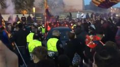 ¡Indignante! Hinchas del Barcelona se aglomeran previo a juego de Champions pese a Covid-19 VIDEOS