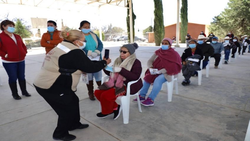 Vacunan contra Covid-19 a 2,076 adultos mayores durante el primer día en Zacatecas