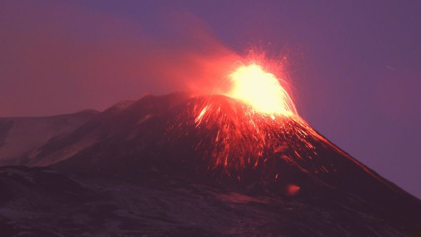 Volcán Etna tiene fenómeno extraordinario; lanza fumarola en forma de anillo