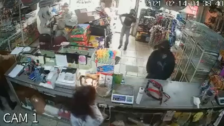 Hombres armados asaltan veterinaria en Tijuana y amagan con soltar plomazos: VIDEO