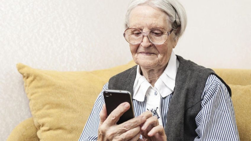 Abuelita arma perfil de TINDER para su nieto; se hartó de verlo soltero