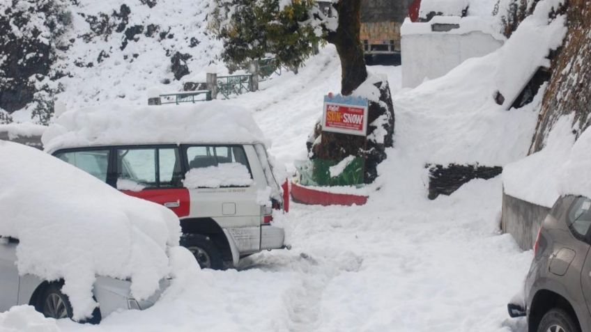 VIDEO VIRAL: ¡Sin miedo al peligro! "Súper mujer" empuja camión sobre la nieve y compañía la recompensa por un año