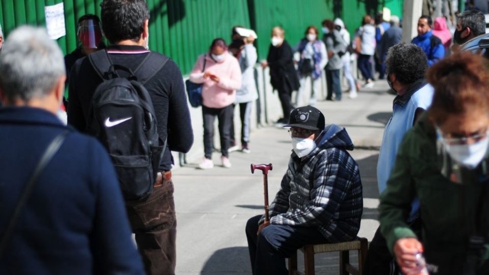 Desde las cuatro de la mañana, los adultos mayores comenzaron a formarse para ser de los primeros en recibir la vacuna contra el Covid-19. Foto: Cuartoscuro