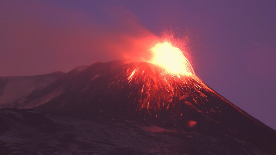 El volcán Etna de Italia lanzó fumarolas en forma de anillo
FOTO: Twitter Boris Behncke