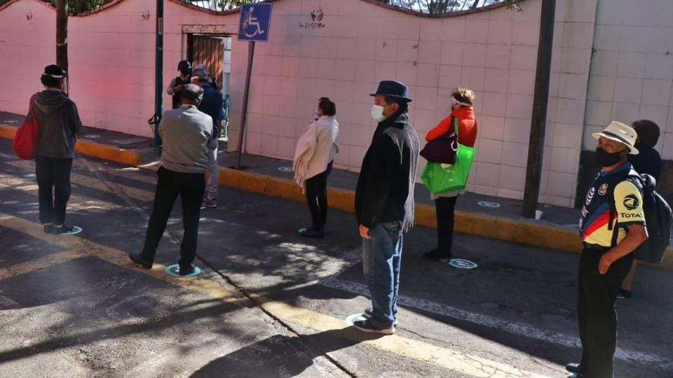 Aunque las personas se formaron, las mismas brigadas de vacunación los organizaron y les dieron algunas recomendaciones. Foto: Yadín Xolalpa