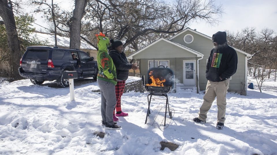 Texanos tuvieron que recurrir al fuego para poder calentarse, ante la falta de energía eléctrica. Foto: AP