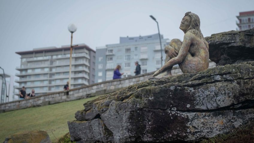 ¿De dónde salió? Misteriosa estatua de una mujer aparece sin explicación en playa de Mar del Plata, Argentina