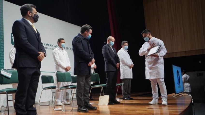 Médicos especialistas se gradúan de escuela de medicina del IMSS