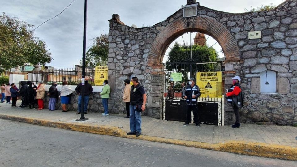 Se instalaron filtros sanitarios en los que se solicita guardar la distancia de metro y medio, así como portar debidamente el cubre bocas. Foto: Especial