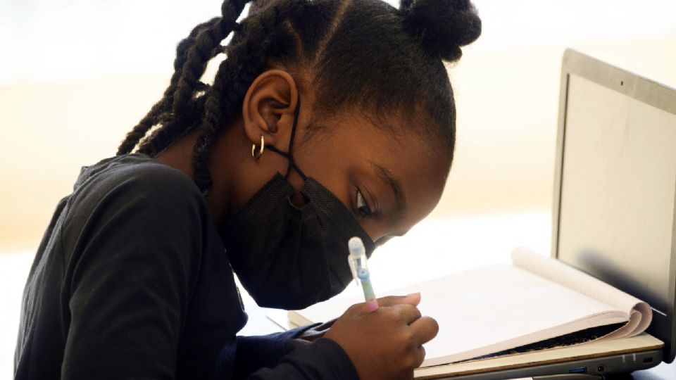 Niña toma clases en línea por pandemia de Covid-19. Foto: AFP