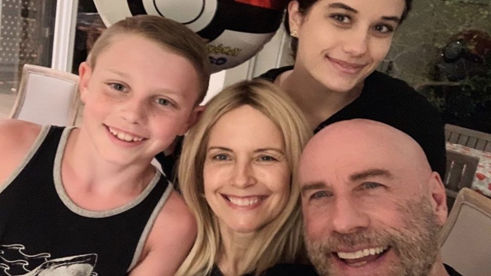 John Travolta es millonario, aquí a lado de su familia. Foto: Instagram