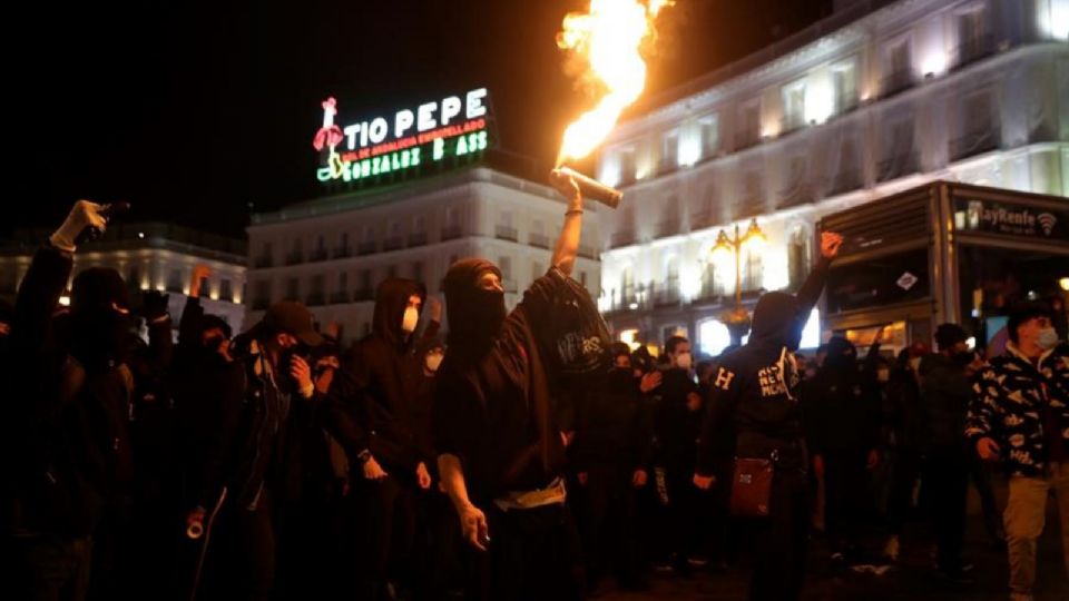 Las protestas por la detención del rapero, Pablo Hasél, continuaron durante la noche del miércoles