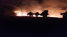 Arrasa incendio con una docena de casas en Clavellinas, Oaxaca