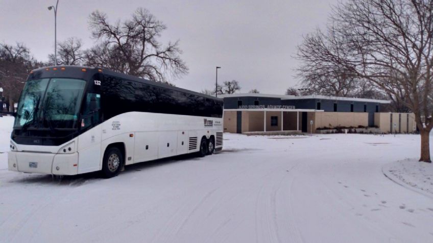 ¡No manejes! Alertan por carreteras y vías CONGELADAS con HIELO NEGRO en Texas