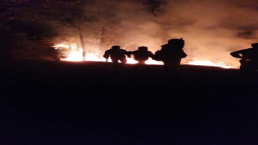 Arrasa incendio con una docena de casas en Clavellinas, Oaxaca