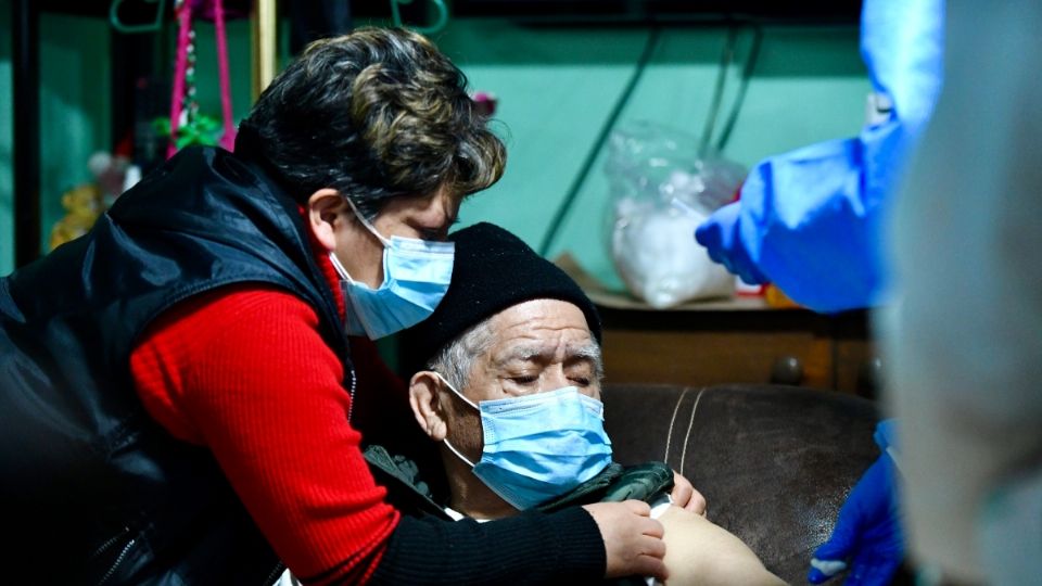 ESPERANZA. Gerardo, de 80 años, recibió su primera dosis contra el coronavirus. 'Me siento bien', dijo tras ser vacunado. Foto: Guillermo O' Gam