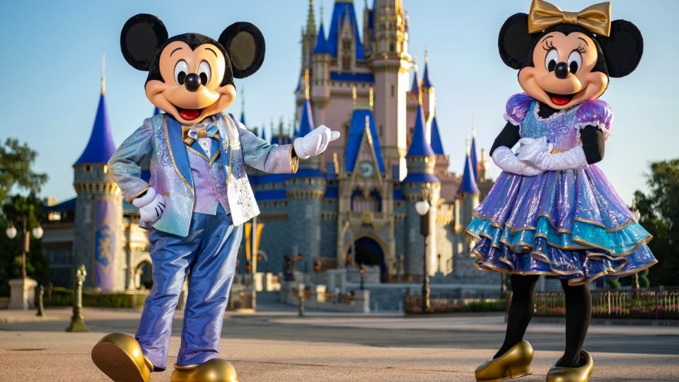 Como anfitriones de 'La Celebración más Mágica del Mundo', Mickey Mouse, Minnie Mouse y sus amigos lucirán nuevos y brillantes estilos.