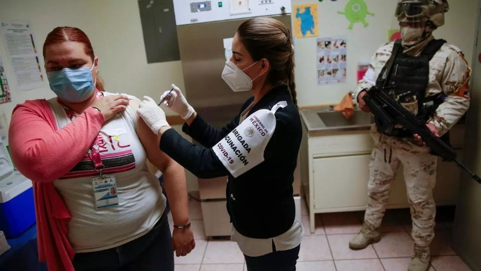 Acudir con suéter y chamarra de cierre y playera de manga corta. 
Foto: Reuters