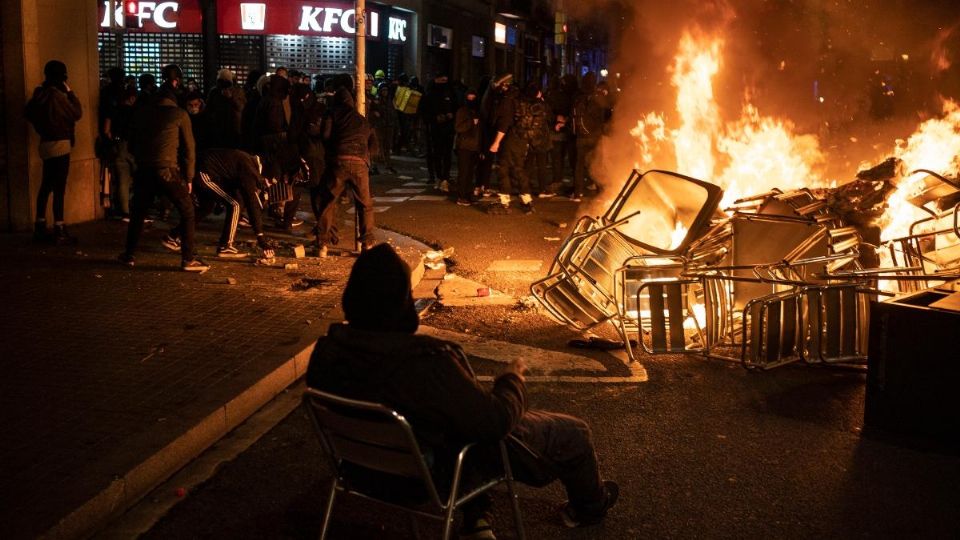 España vive su cuarta noche de manifestaciones. Foto: AP