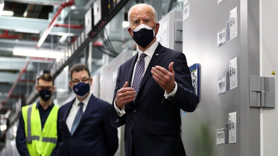 Usando doble cubrebocas, Joe Biden visitó una planta de Pfizer, que elabora la inmunización contra el coronavirus. Foto: Reuters