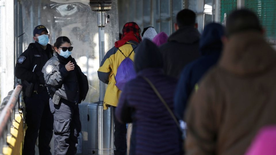 Migrantes se aglomeraron ayer en las garitas para solicitar la continuidad de sus trámites. Foto: Reuters