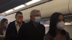 AMLO firma pelota a la tripulación del avión que lo llevó a Tijuana