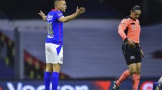 ¡Quítese árbitro! Óscar Macías le "ROBA" el tercer gol a Cruz Azul: VIDEO