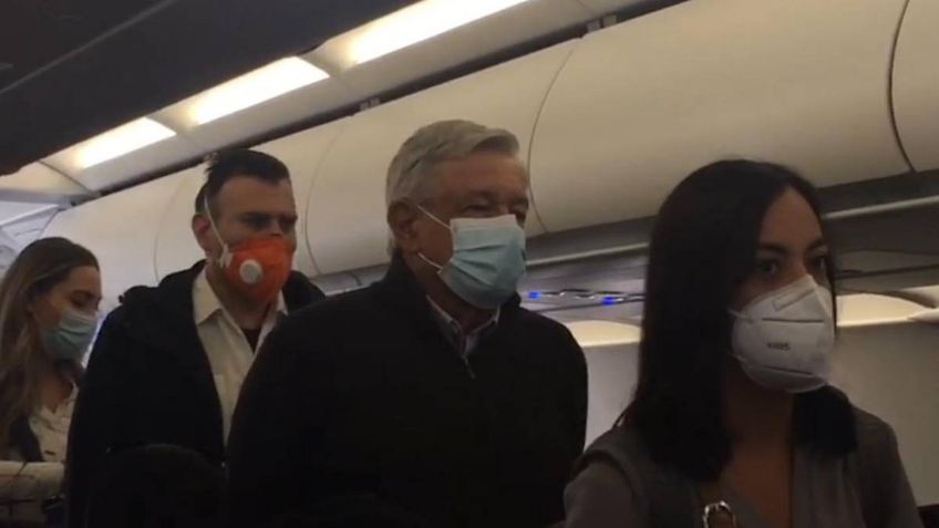 AMLO firma pelota a la tripulación del avión que lo llevó a Tijuana