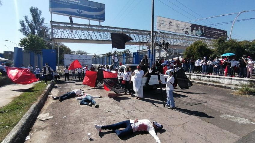 Se manifiestan trabajadores universitarios en Nayarit