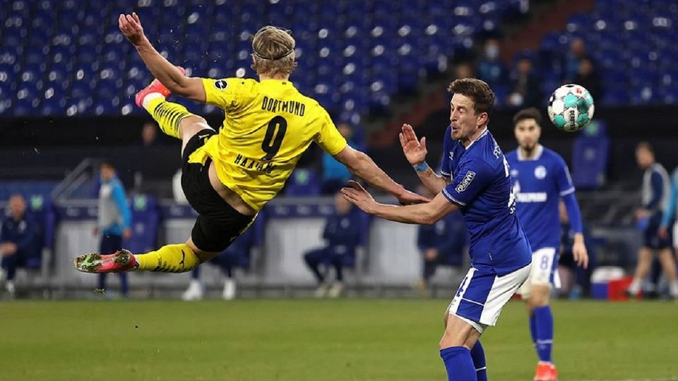 Erling Haaland anotó gol de tijera ante el Schalke 04. Foto: AP