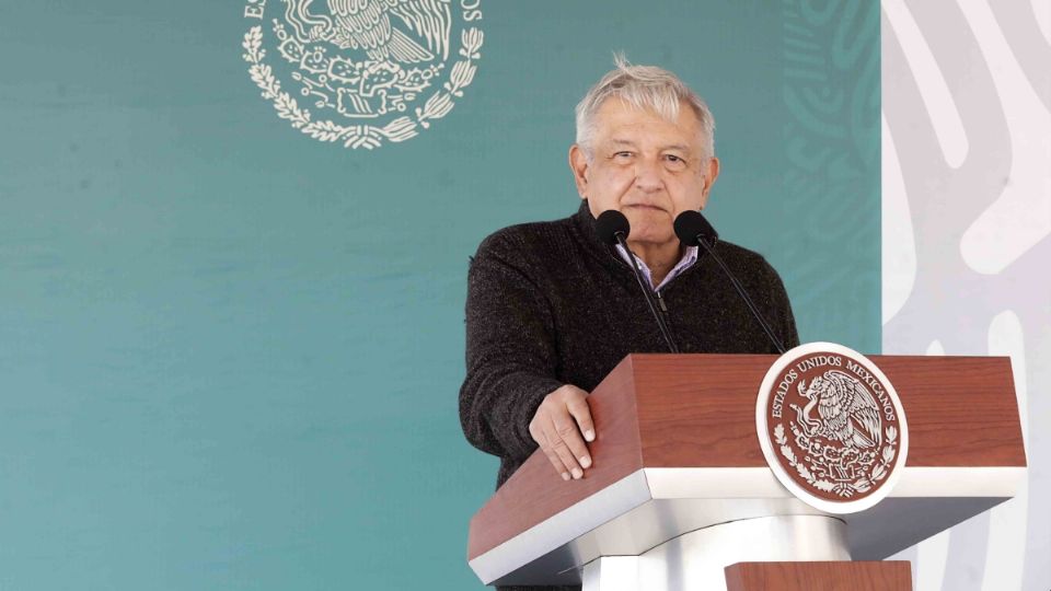 López Obrador expuso que los gobiernos anteriores permitieron que se hicieran negocios en la CFE Foto: Especial