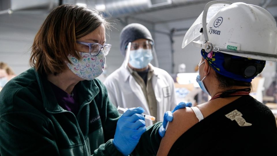 ECONOMÍA. Empleados de plantas procesadoras de carne en EU, fueron vacunados. Foto: AP