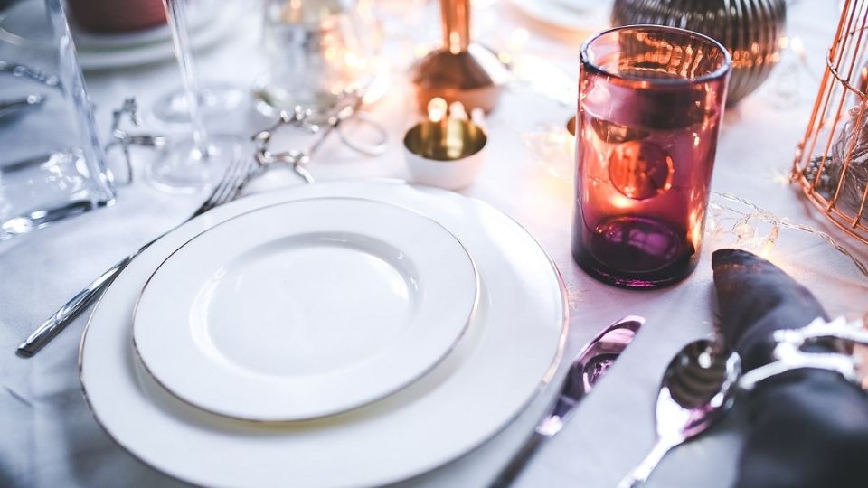 Aprende a usar los cubiertos y poner una vajilla para una cena de gala. Foto: Pixabay