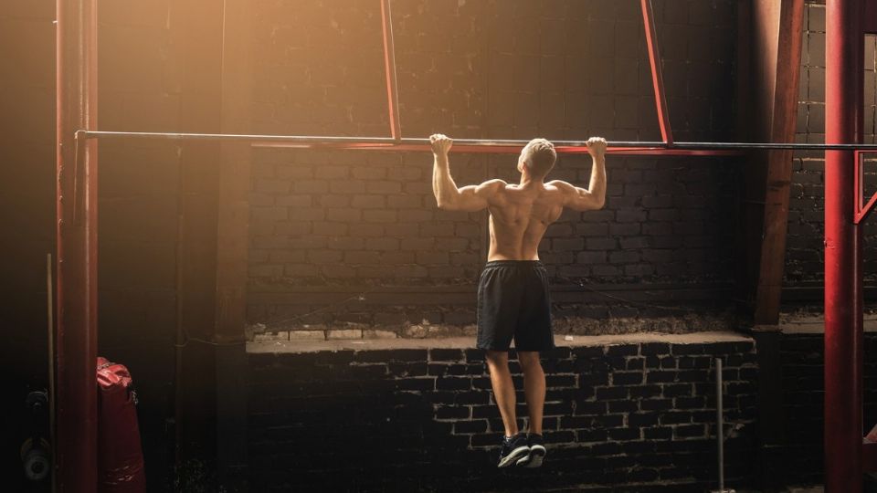 estos ejercicios ayudarán a mejorar tu técnica haciendo pull ups. Foto: Especial