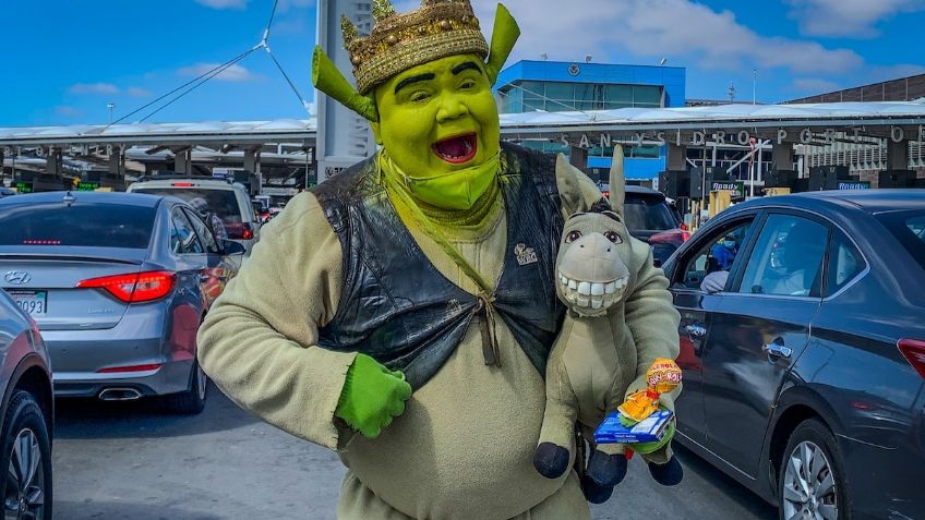 Hugo García, el tijuanense que se viste de Shrek para ayudar a la comunidad