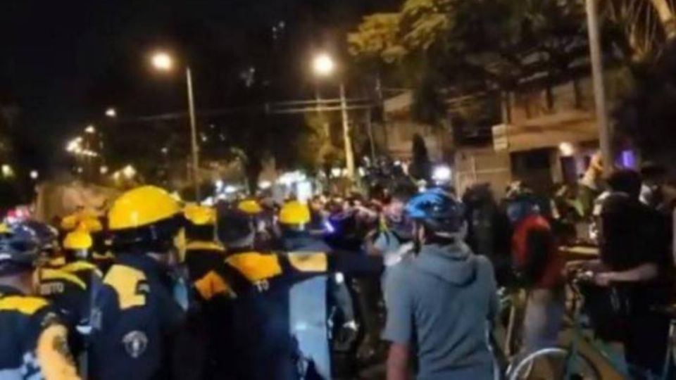 Los hechos ocurrieron el pasado viernes 5 en la colonia Nápoles, alcaldía Benito Juárez, cuando un grupo de ciclistas protestó. Foto: Captura de video