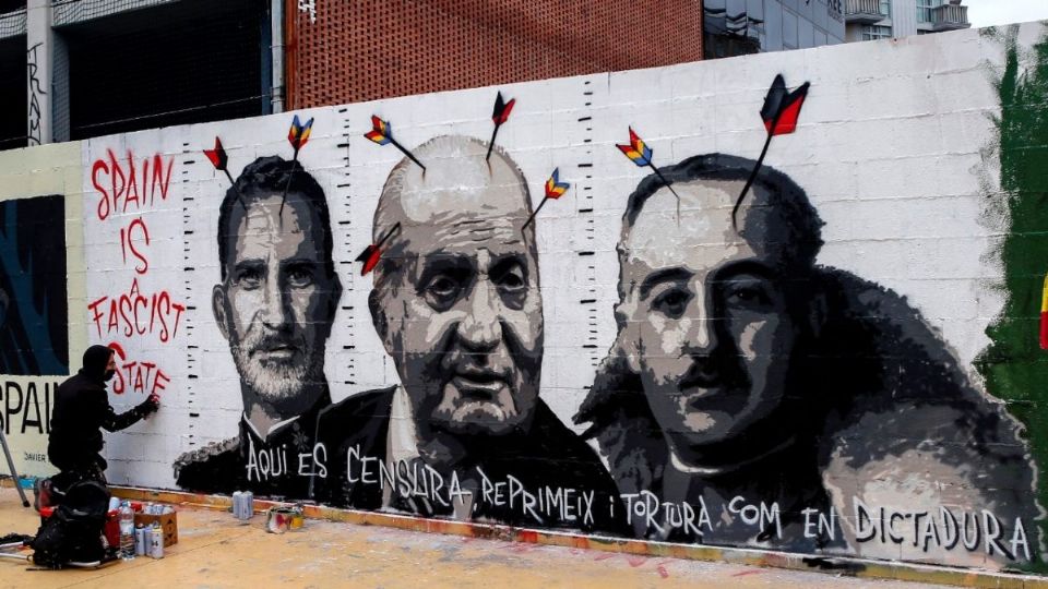 Mural con dibujos del rey Felipe VI, el rey emérito Juan Carlos I y dictador Franco. Foto: EFE