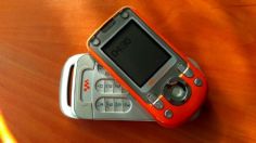 Internautas recuerdan celular W600 walkman; que se giraba para usar el teclado, ¿lo tuviste?