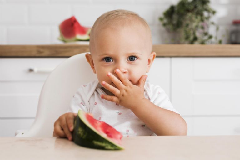 bebé comiendo