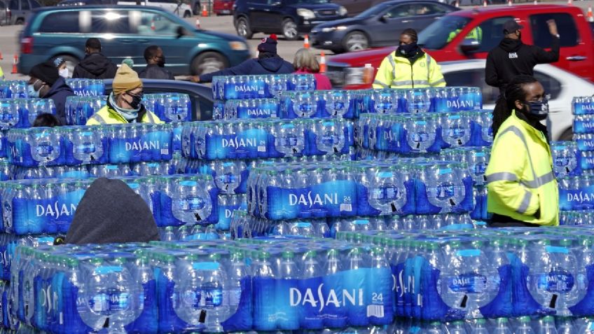 ¡Sin agua! Texanos DESESPERADOS siguen HIRVIENDO NIEVE para tomarla, autoridades lanzan ADVERTENCIA