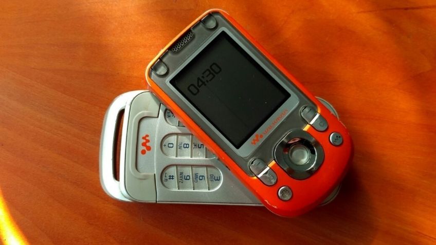 Internautas recuerdan celular W600 walkman; que se giraba para usar el teclado, ¿lo tuviste?