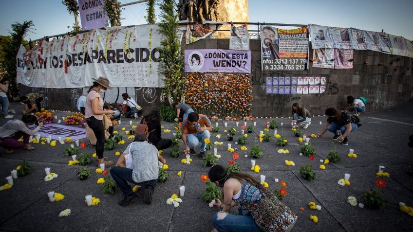 Con flores, familiares de Wendy Sánchez piden a Fiscalía de Jalisco que la encuentren