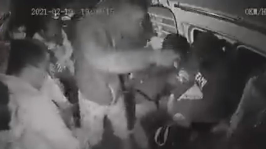 Dos hombres asaltan combi y golpean a los usuarios en Coacalco: VIDEO