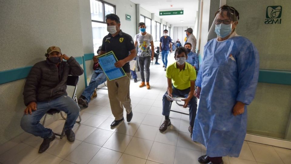 El IMSS ha brindado apoyo para que las personas no tengan que acudir de manera presencial a las clínicas. Foto: Cuartoscuro