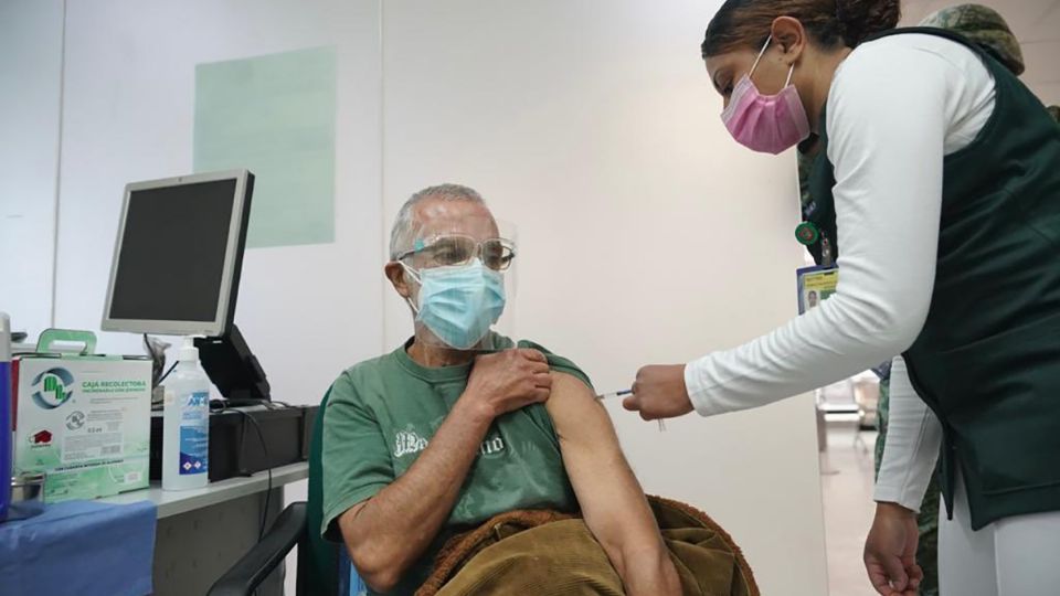 Sólo las personas mayores de 60 años pueden recibir la vacuna.Foto: Especial.