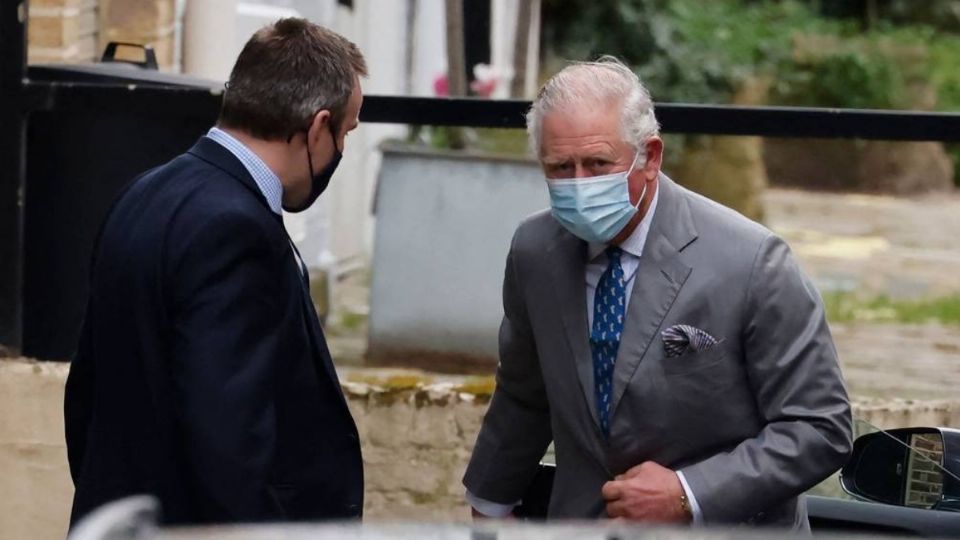 El principe Carlos vista a su oadre en el hospital. Foto: AFP