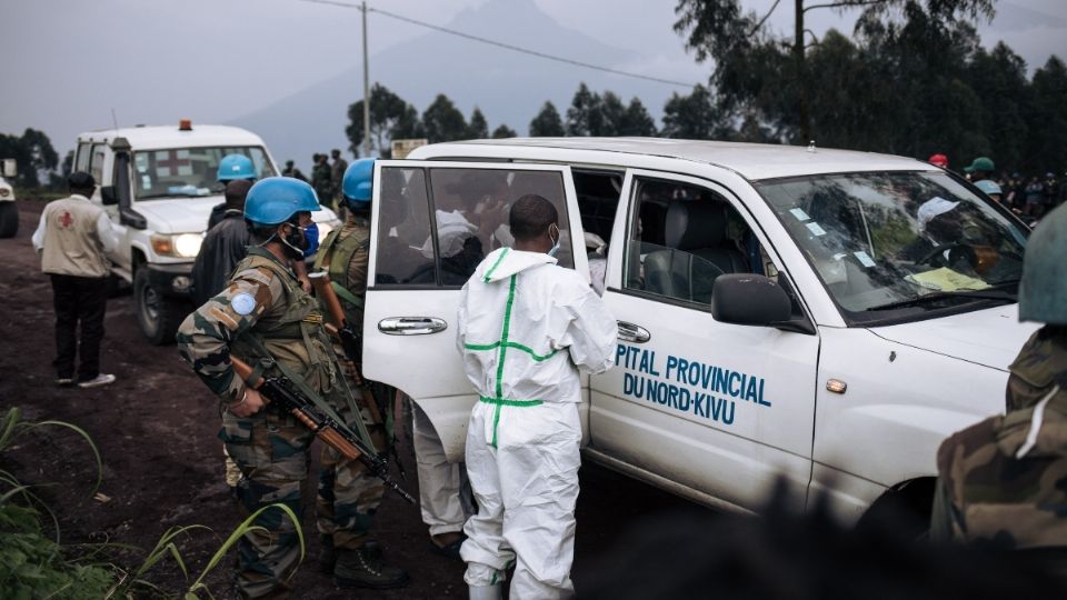 Un soldado de la ONU escolta a una ambulancia, tras el ataque. Foto: AFP