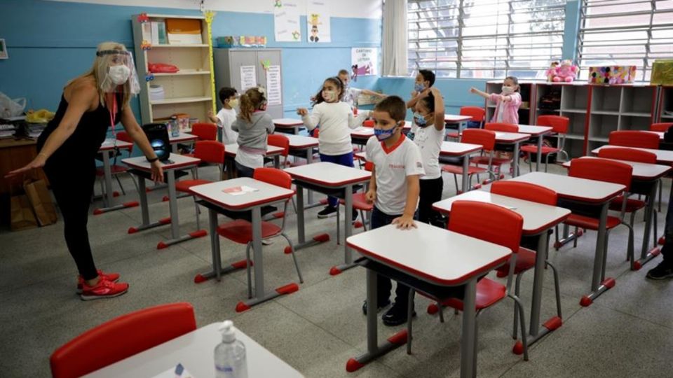 Medidas sanitarias en escuelas ante el regreso a las aulas. Foto: EFE