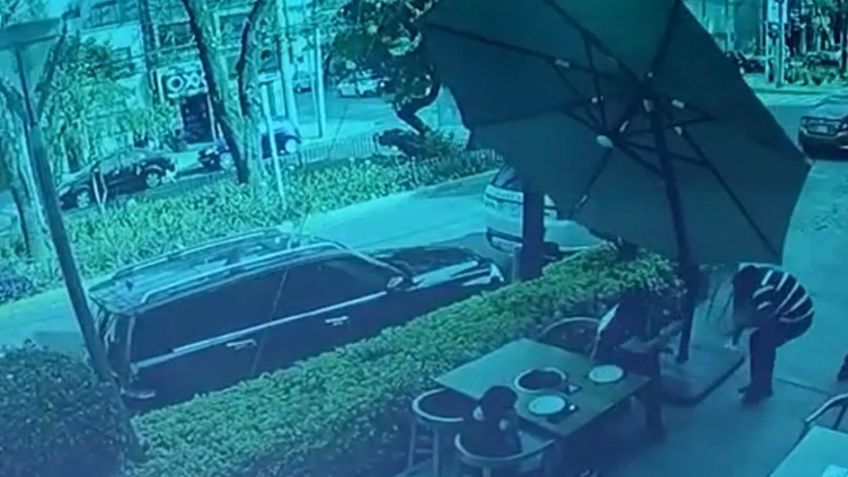 VIDEO VIRAL: Ladrones intentan robar a hombre en restaurante; víctima los recibe a balazos